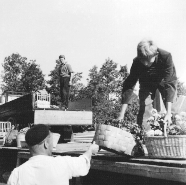 Båten lastas med korgar