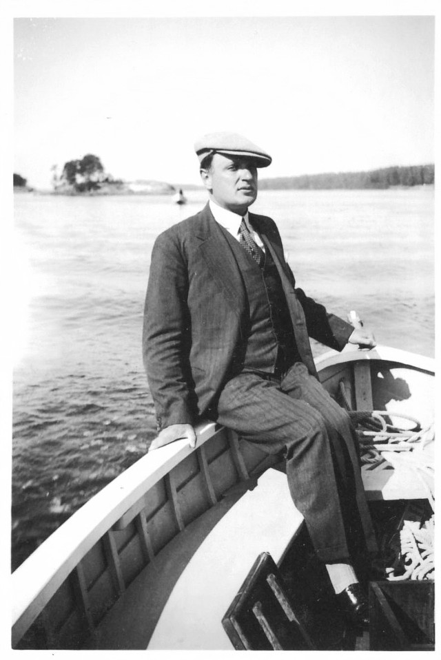 Minister sitter i en båt