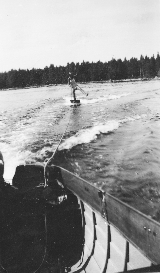 En pojke åker vattenbräde